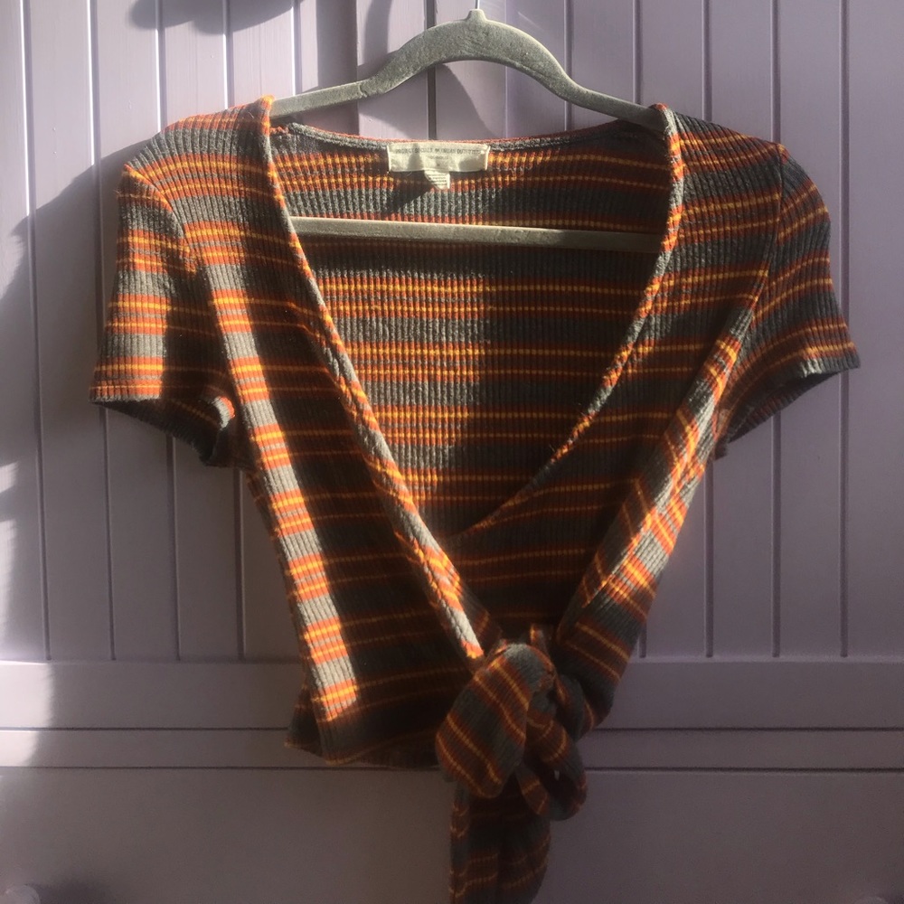 UO cropped tie front crop top!